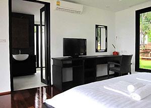 ห้องนอนและห้องน้ำที่จัดได้อย่างลงตัวใน พลับพลา รีสอร์ท เกาะหมาก